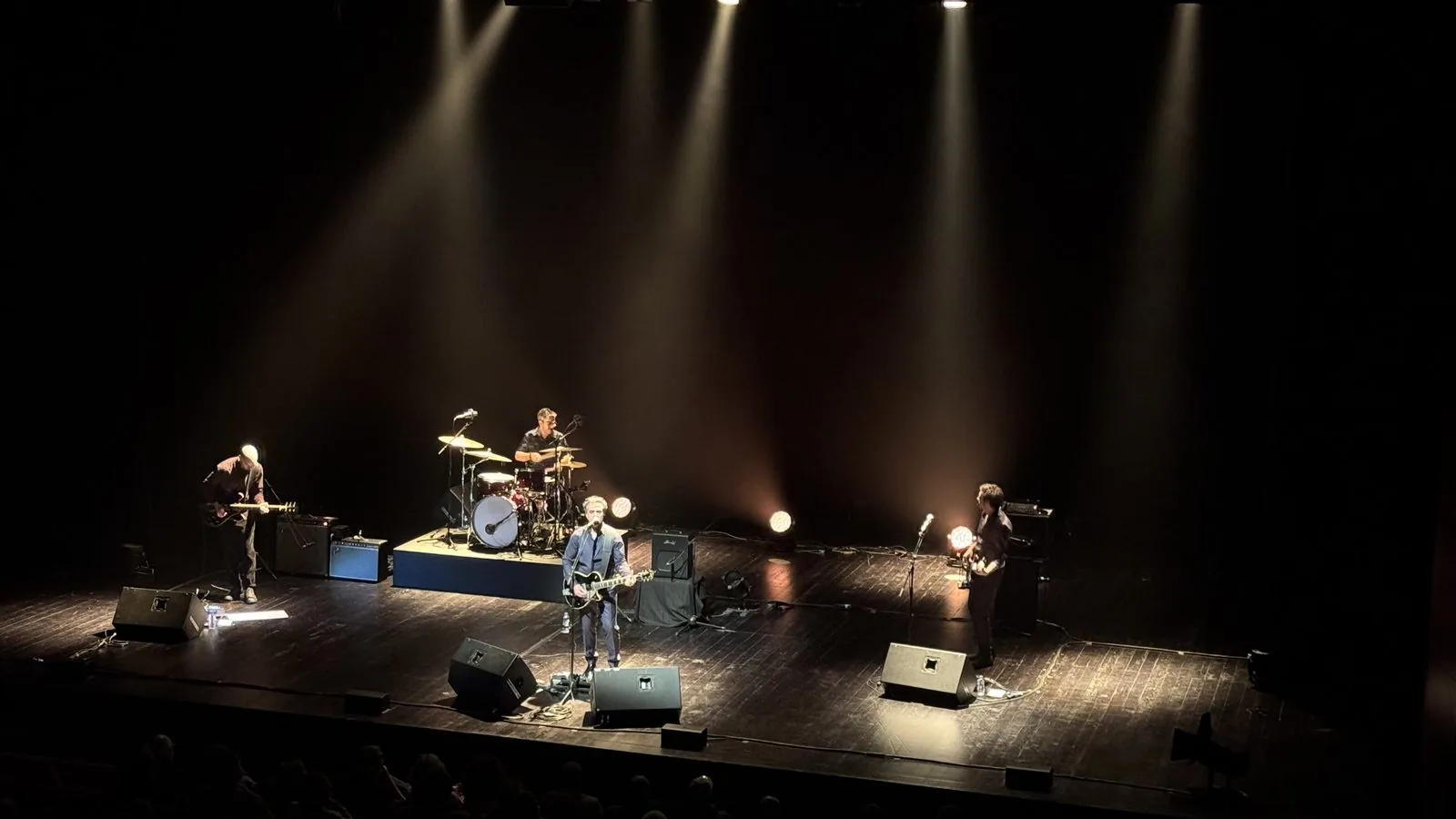 Mazgani performing at Teatro Municipal Joaquim Benite, Almada — March 2026